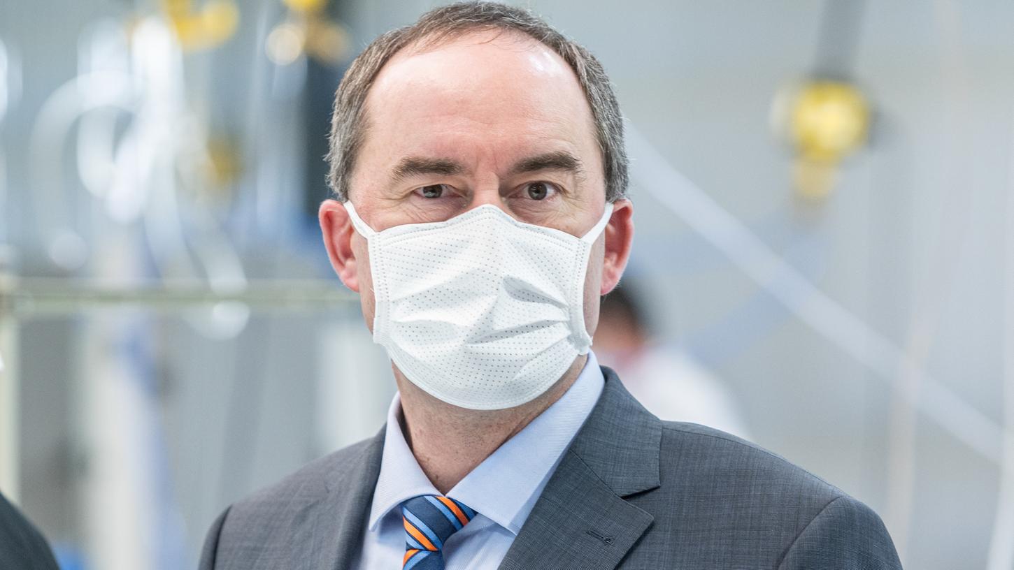 Hubert Aiwanger steht in der Produktionshalle des Autozulieferers Zwettl. Hubert Aiwanger steht in der Produktionshalle des Autozulieferers Zwettl.
