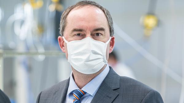 Coronavirus - Aiwanger trägt Mundschutz