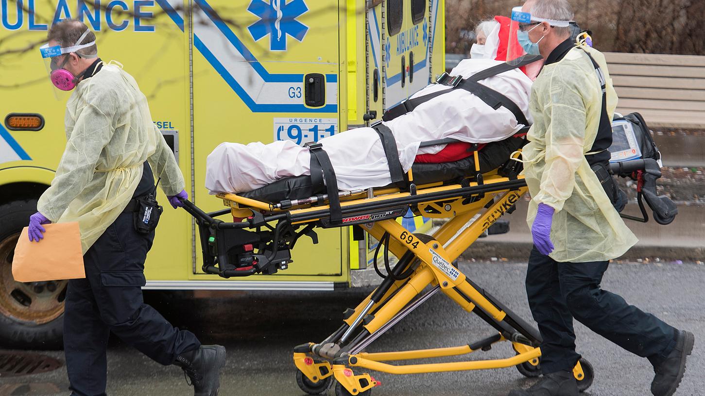 Montreal: Sanitäter nehmen einen Covid-19-Patienten aus einem Krankenwagen des Krankenhauses von Verdun.