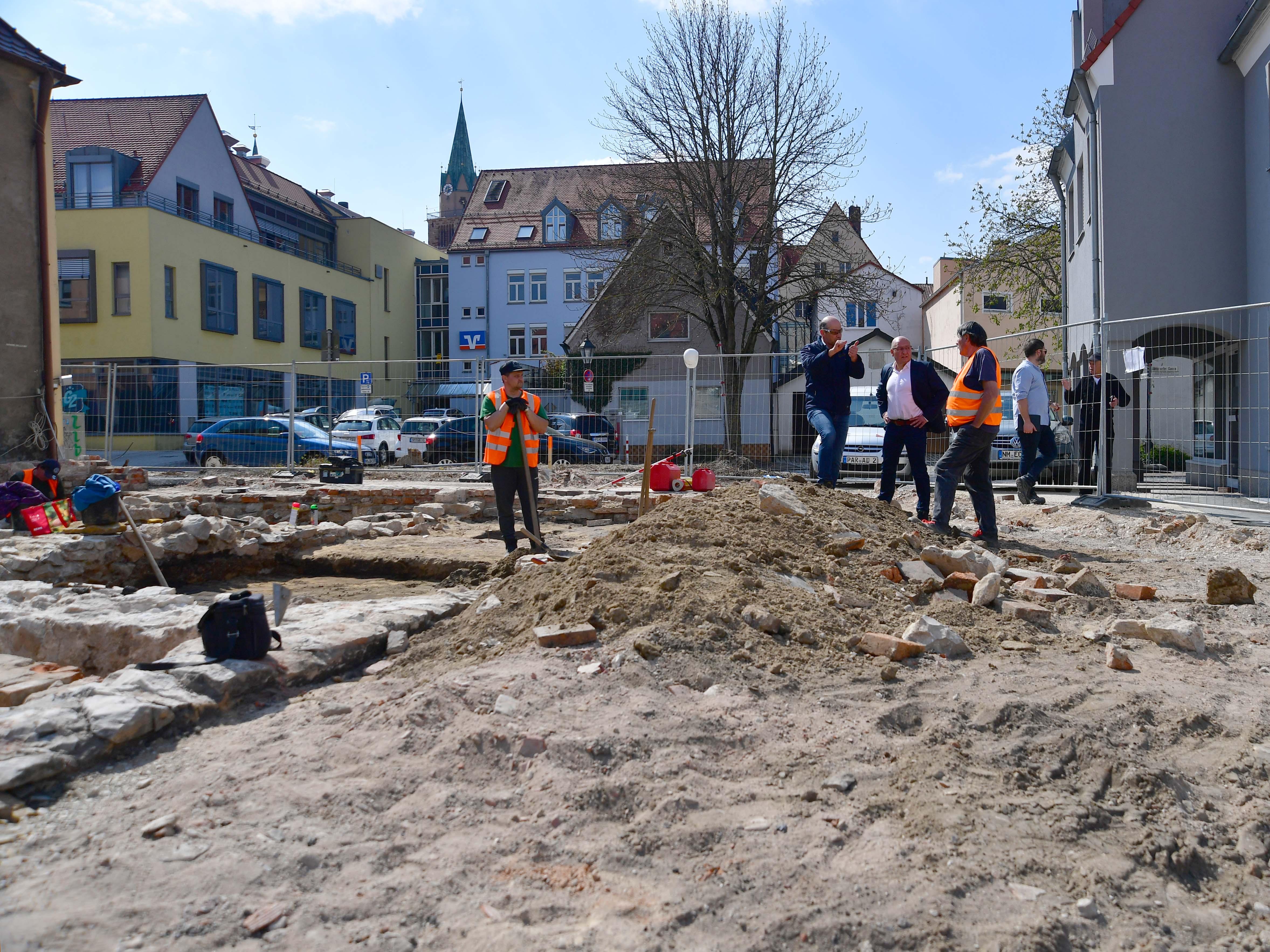 An der Glasergasse und Kaminfegergasse suchen Archäologen nach Relikten vergangener Epochen der Neumarkter Stadtgeschichte.