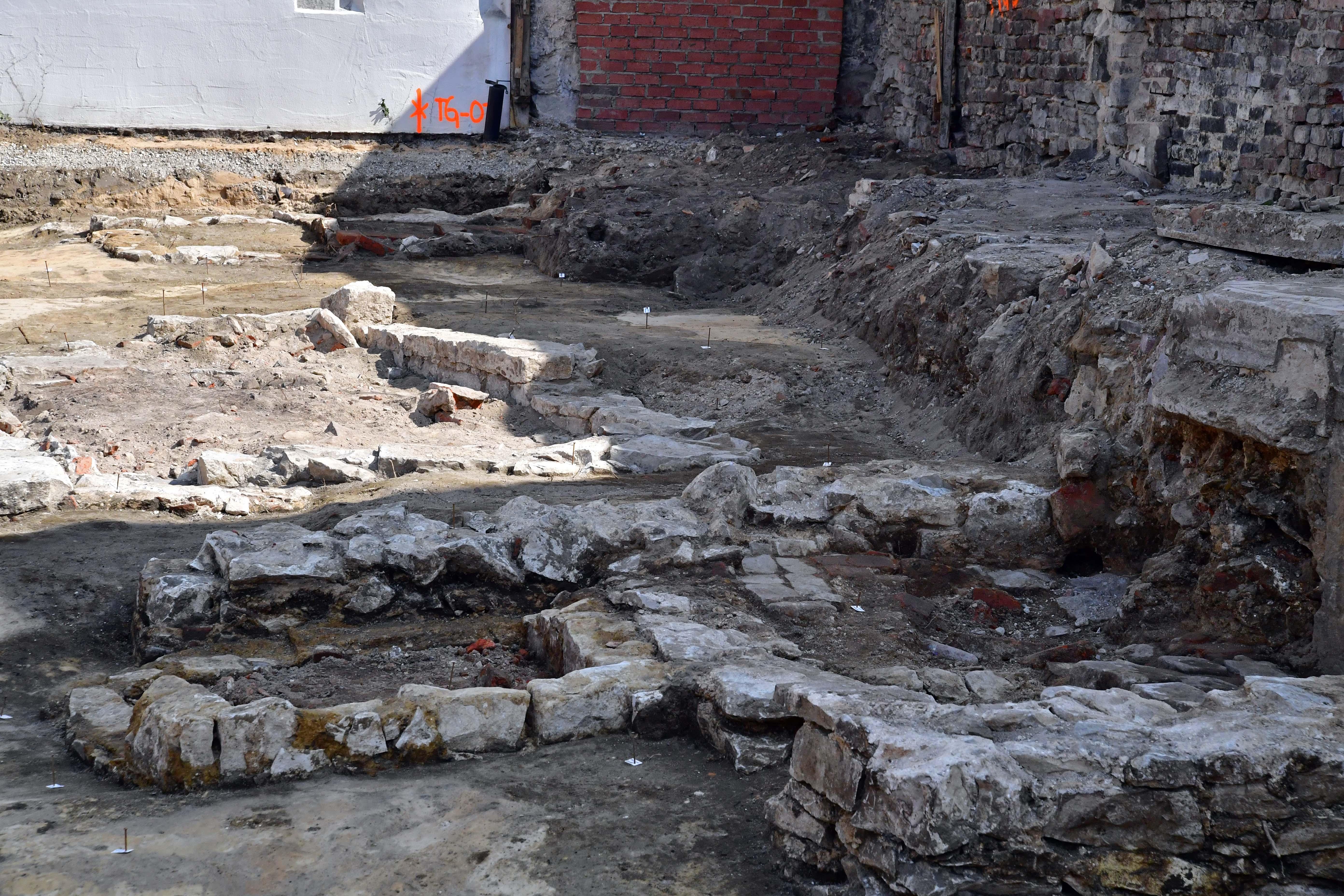 An der Glasergasse und Kaminfegergasse suchen Archäologen nach Relikten vergangener Epochen der Neumarkter Stadtgeschichte.