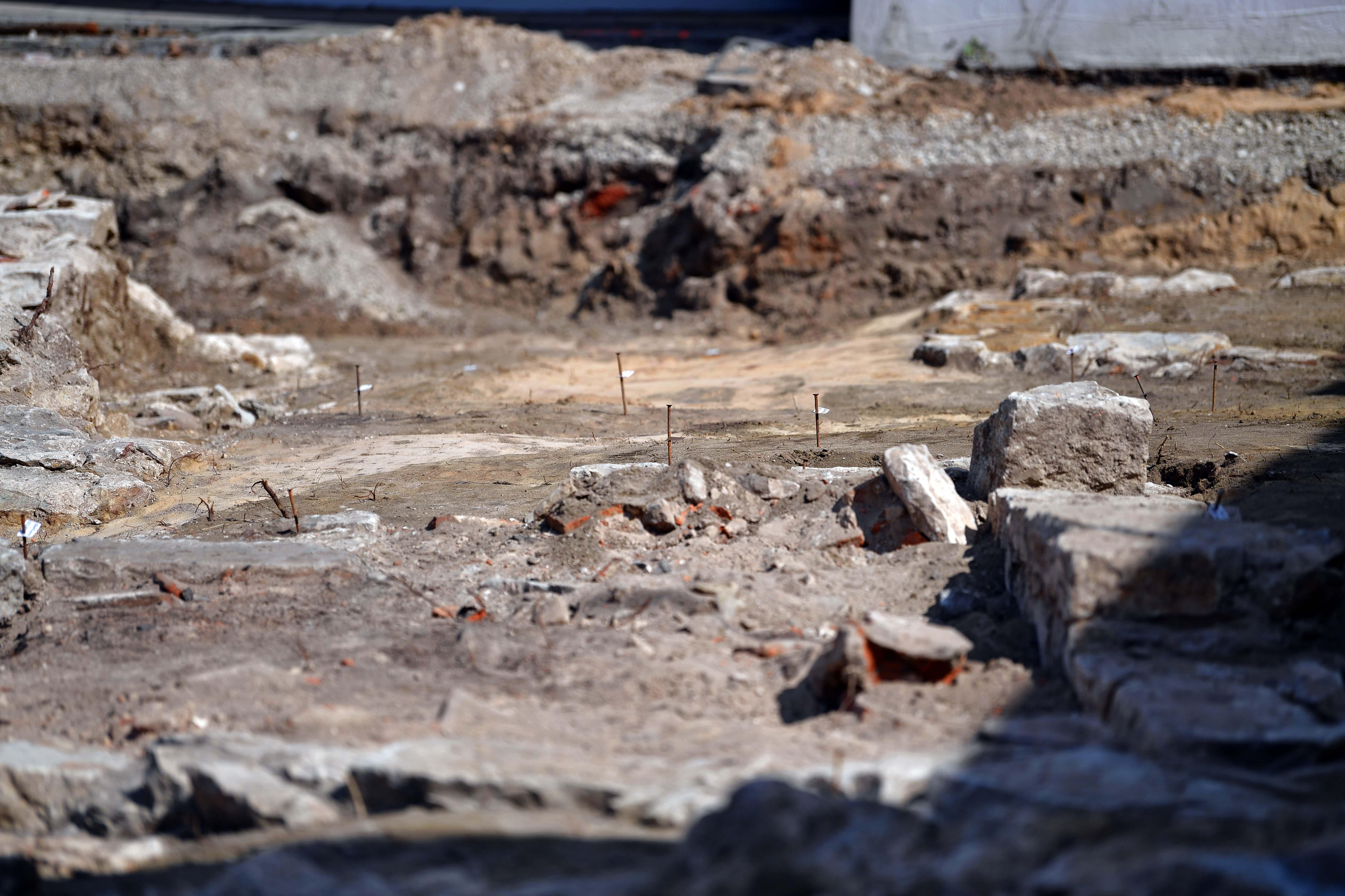 An der Glasergasse und Kaminfegergasse suchen Archäologen nach Relikten vergangener Epochen der Neumarkter Stadtgeschichte.