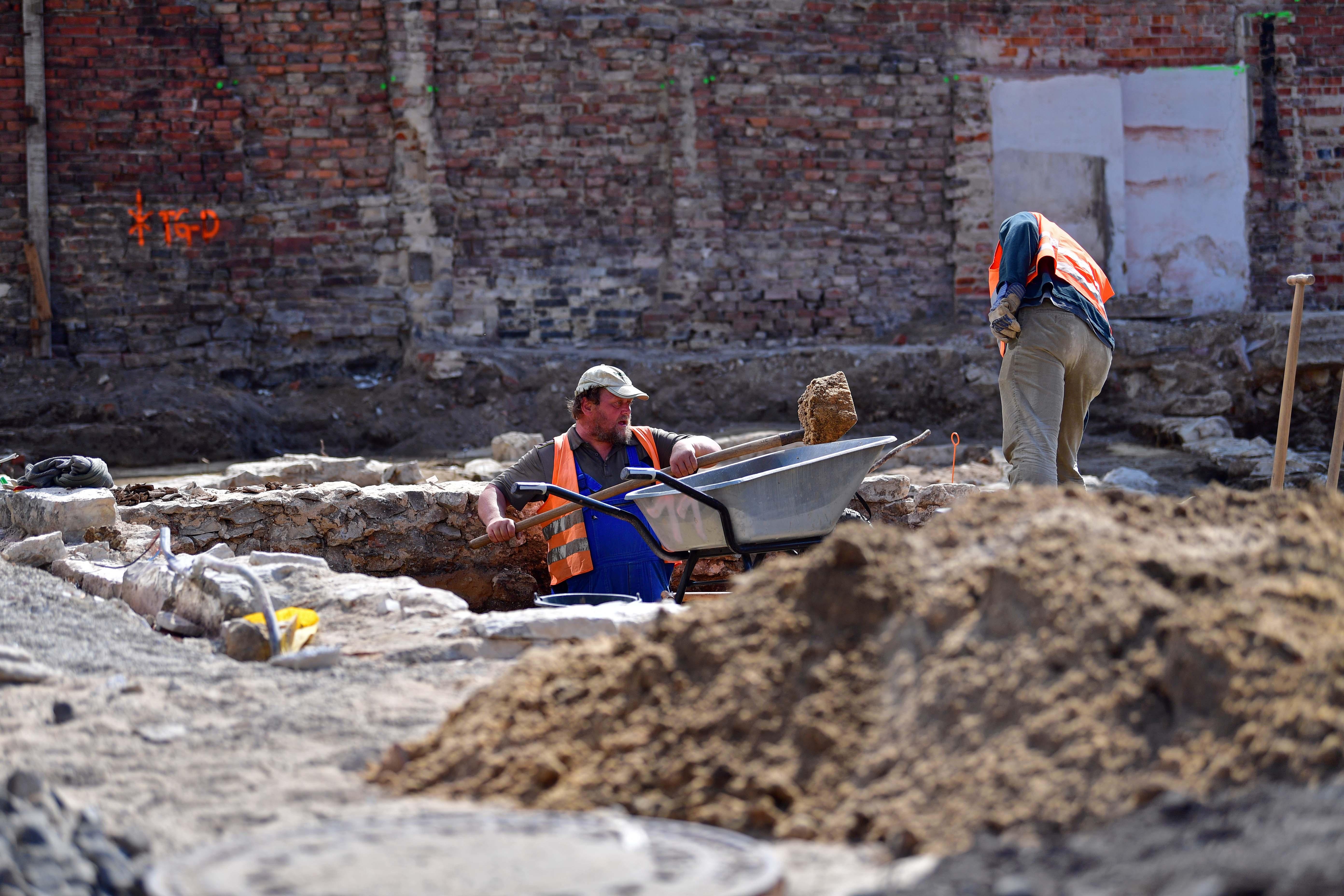 An der Glasergasse und Kaminfegergasse suchen Archäologen nach Relikten vergangener Epochen der Neumarkter Stadtgeschichte.