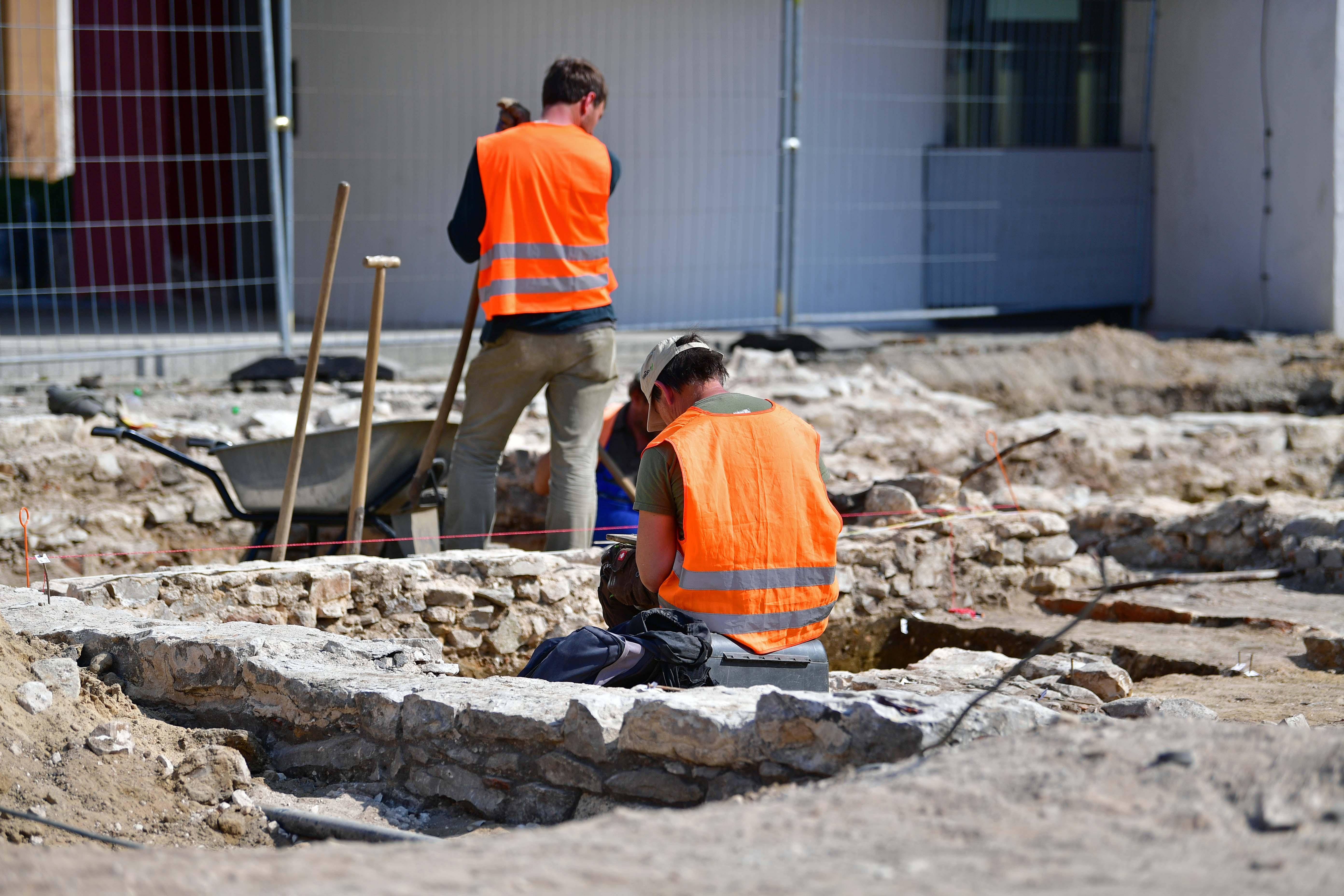 An der Glasergasse und Kaminfegergasse suchen Archäologen nach Relikten vergangener Epochen der Neumarkter Stadtgeschichte.