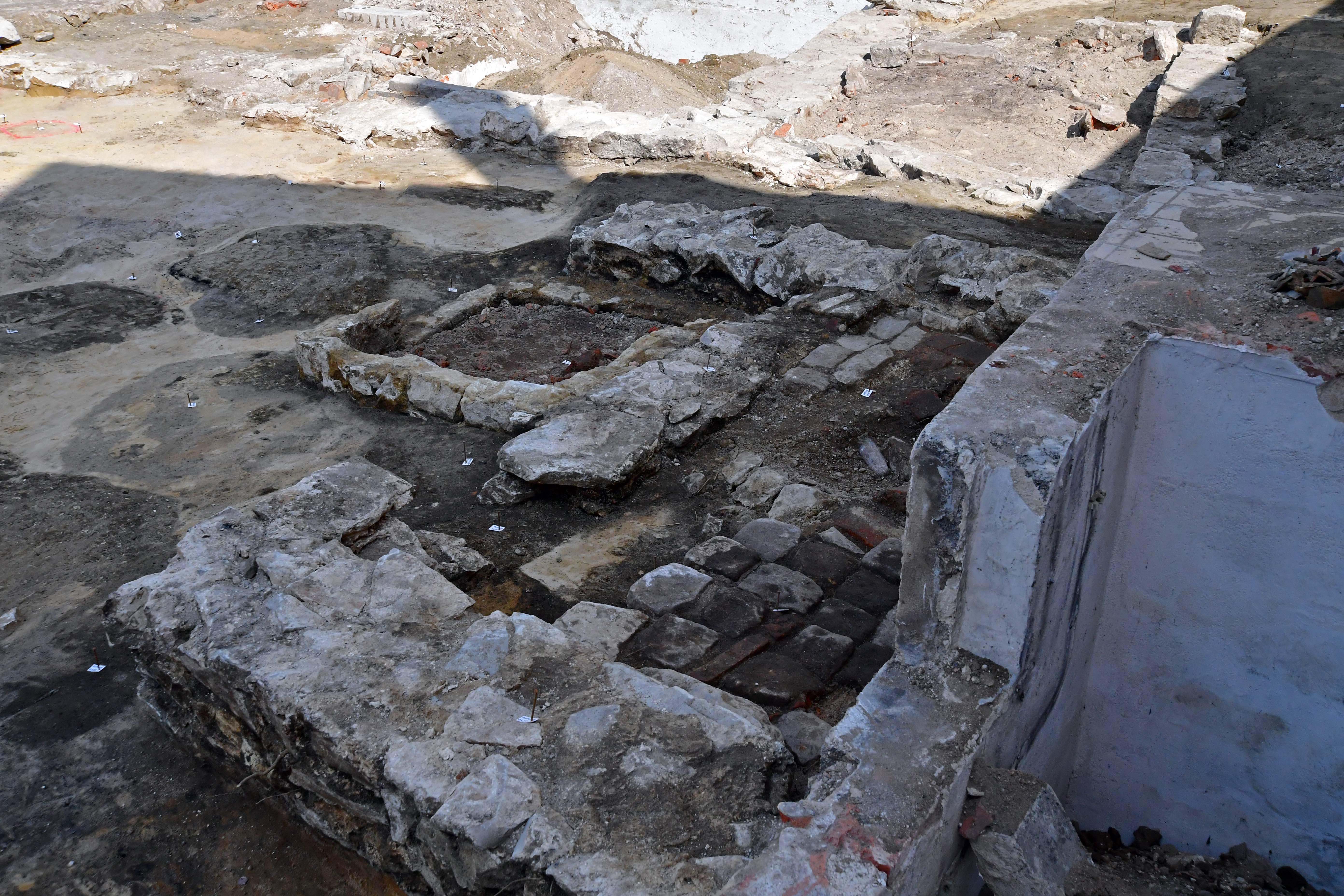An der Glasergasse und Kaminfegergasse suchen Archäologen nach Relikten vergangener Epochen der Neumarkter Stadtgeschichte.