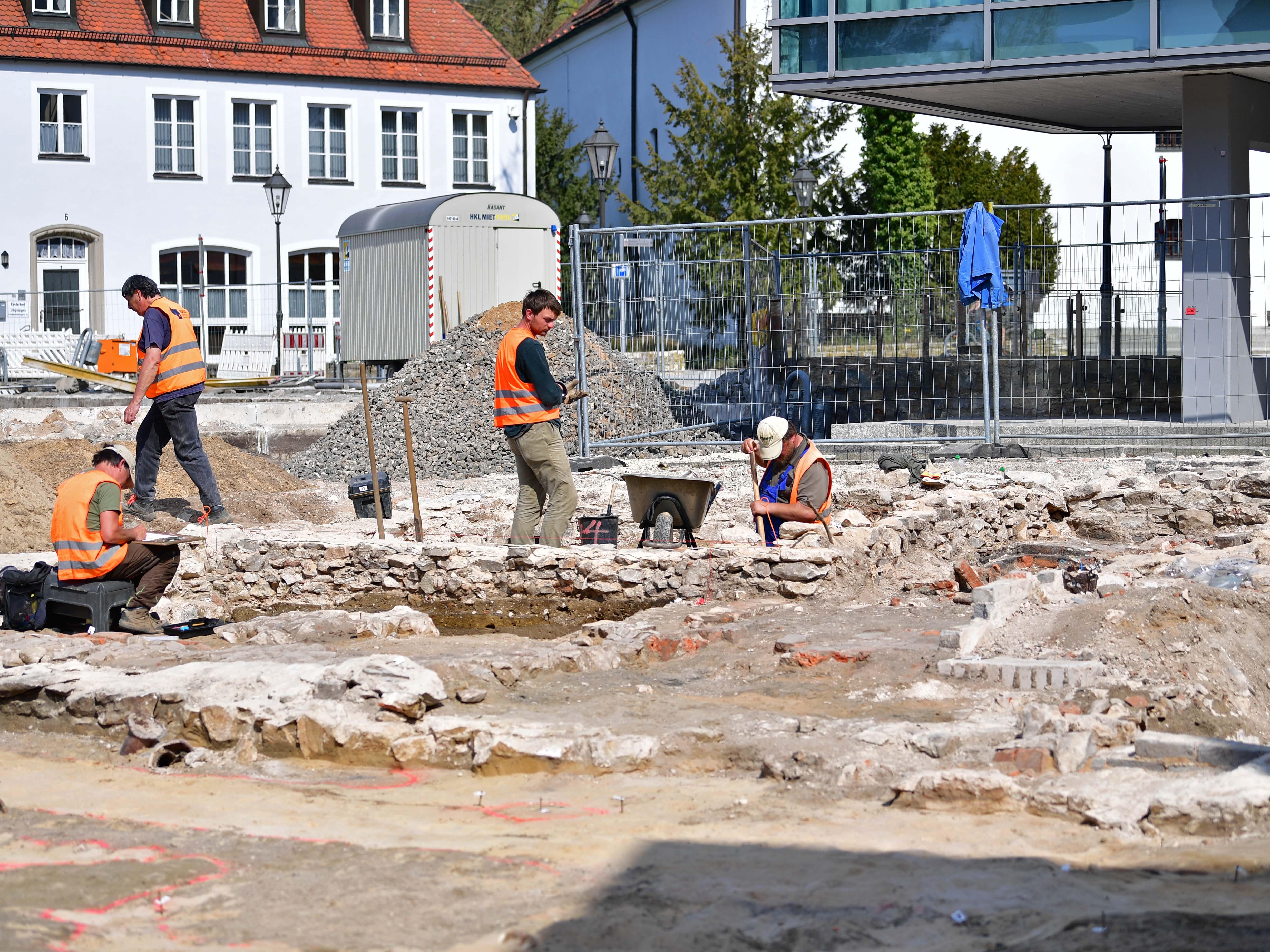 An der Glasergasse und Kaminfegergasse suchen Archäologen nach Relikten vergangener Epochen der Neumarkter Stadtgeschichte.