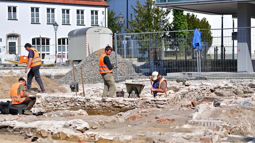 An der Glasergasse und Kaminfegergasse suchen Archäologen nach Relikten vergangener Epochen der Neumarkter Stadtgeschichte.