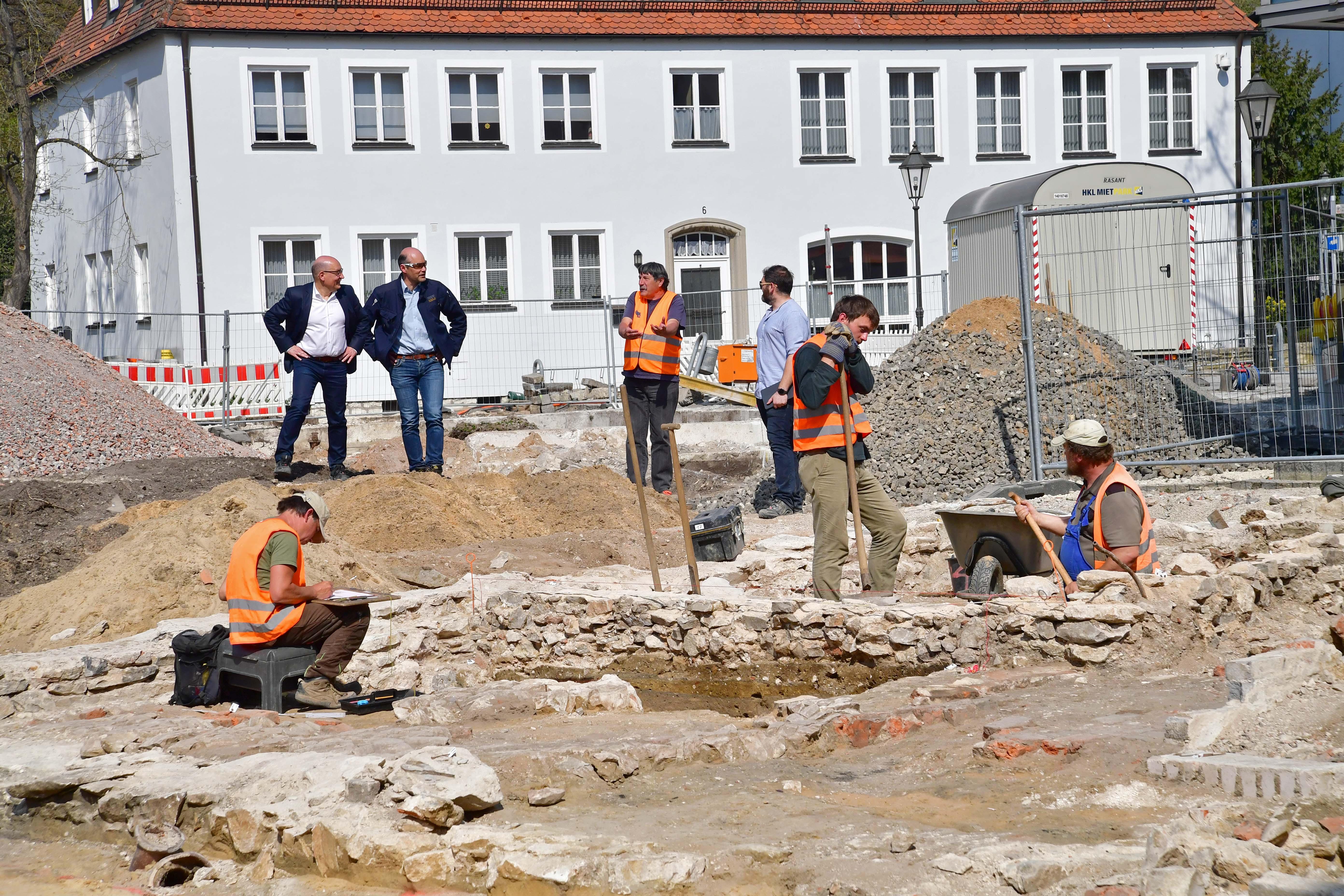 An der Glasergasse und Kaminfegergasse suchen Archäologen nach Relikten vergangener Epochen der Neumarkter Stadtgeschichte.