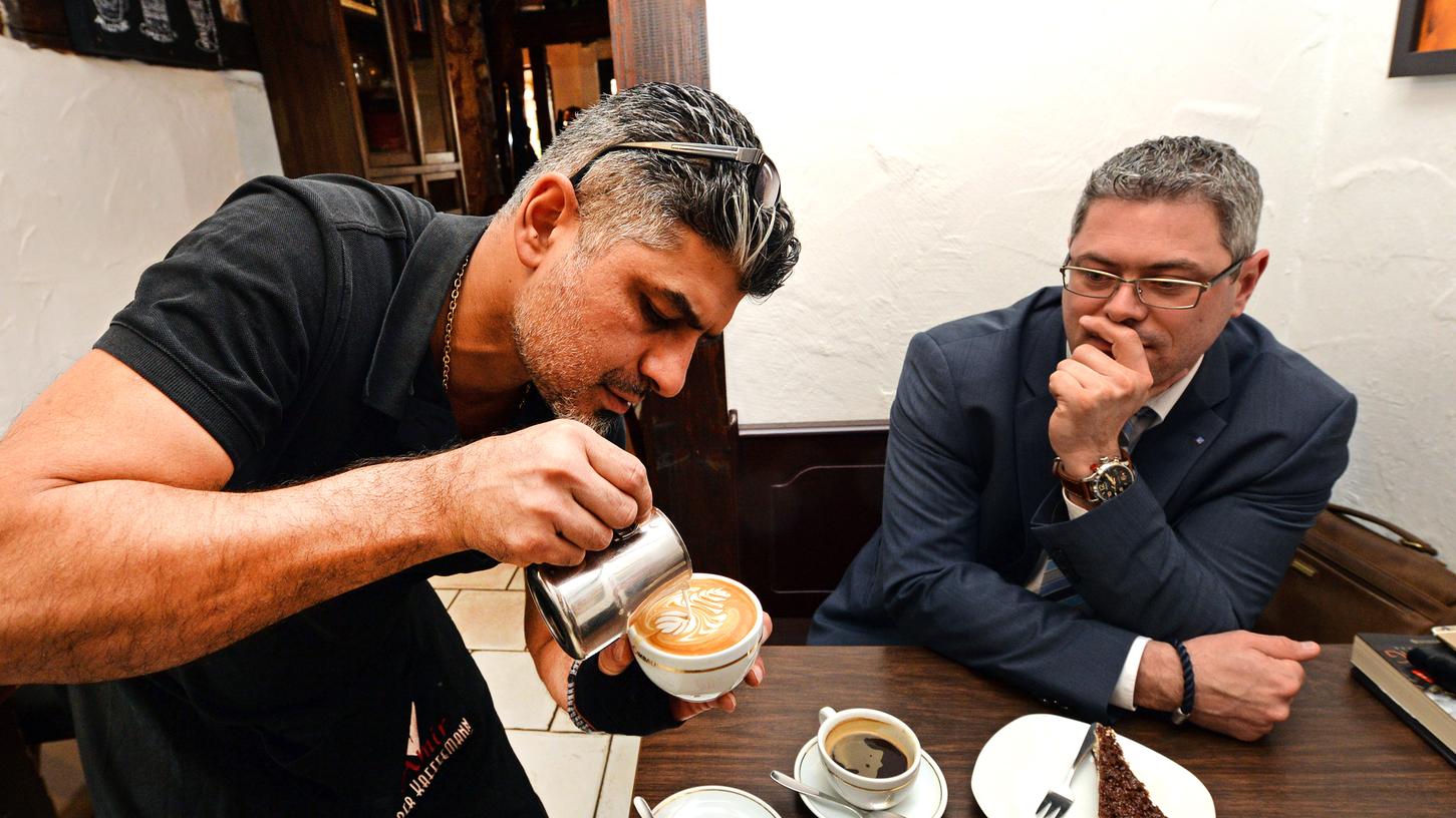 Amir Mohammadi (links) bediente seine Gäste gerne im Café. Noch lieber aber röstet er den Kaffee selbst.