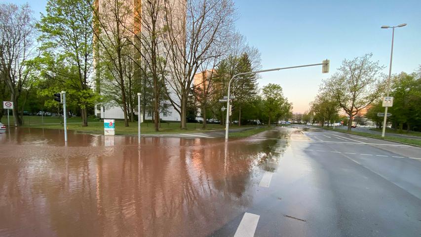 Überflutete Straße: Wasserrohrbruch sorgt für Chaos in Langwasser