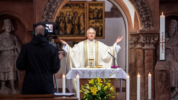 Auch bei Gottesdiensten deutete Söder eine Lockerung an. Ab 3. Mai seien Treffen von Glaubensgemeinschaften unter strengen Auflagen vorstellbar. Die Lockerungen sollen für alle Glaubensgemeinschaften gelten