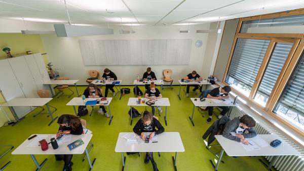 Auch bei der Öffnung der Schulen dürfe es kein überstürztes Vorgehen geben. Wann genau welche Klassen wieder zurück in die Schulen können, müsse noch geklärt werden. Söder stellte in Aussicht, dass ab Mitte Mai die vorbereitenden Klassen in die Schulen zurückkehren könnten: die 11. Klassen an Gymnasien, die 9. an Realschulen, die 8. an Mittelschulen und möglicherweise sogar die vierten Grundschulklassen.