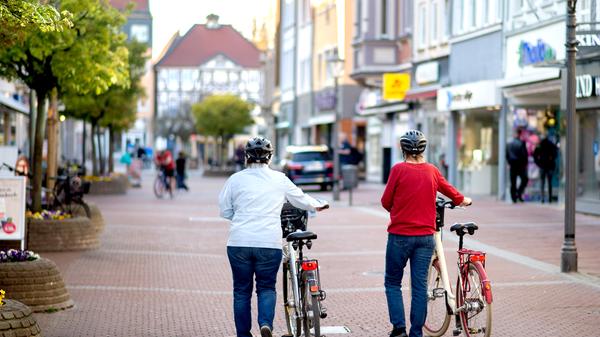 Ab kommenden Montag dürfen Geschäfte mit bis zu 800 Quadratmetern öffnen - es ist jene Grenze, die im Baurecht den Einzel- vom Großhandel unterscheidet. Söders große Sorge: Wenn zu viele Menschen gleichzeitig wieder in die Städte strömen, lässt sich der Abstand zwischen ihnen nicht mehr garantieren. Corona könnte dann erneut aufflammen. Auch deshalb bleiben, anders als in Nordrhein-Westfalen, die Möbelhäuser im Freistaat vorerst zu.
