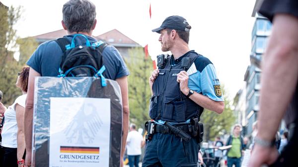 Trotz der Corona-Krise soll es laut Söder künftig auch in Bayern wieder mehr Möglichkeiten für Demonstrationen geben. Er habe den Innenminister gebeten, in dieser Woche noch einen Vorschlag zu machen, der eine Struktur für die nächsten Wochen legen könne, sagte der CSU-Chef. Denkbar sei die Erlaubnis von Versammlungen von bis zu 20 Personen.