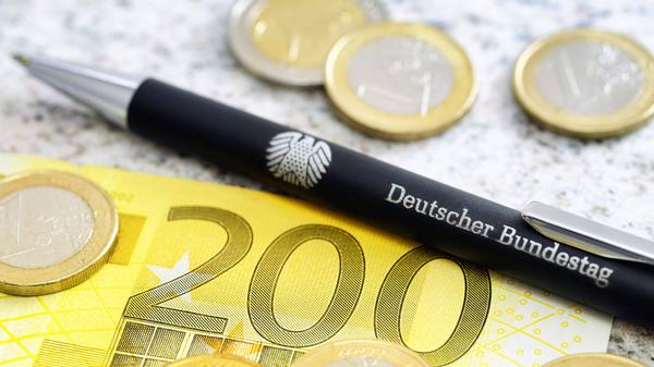 Nach der Kritik von Bayerns Oberstem Rechnungshof (ORH) am Corona-Rettungsschirm der Staatsregierung kündigte Söder in seiner Rede Nachbesserungen an: Für den im Fokus der Kritik stehenden Bayern-Fonds werde es nun eine engere Kontrollmöglichkeit durch den Landtag geben. Es brauche ein parlamentarisches Begleitgremium, da der Bayern-Fonds die Unterstützung des Landtags brauche.