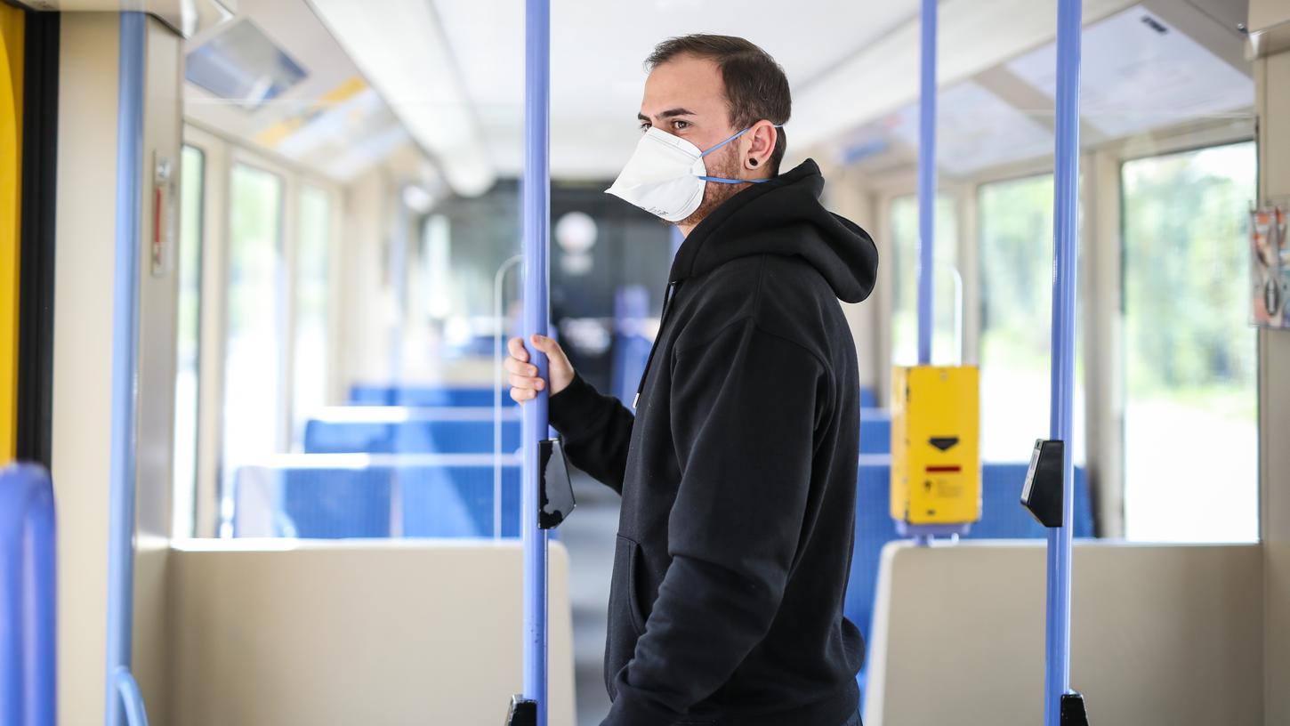 Noch gilt nur eine Empfehlung in Bayern. Doch ab kommender Woche ist es Pflicht eine Mund-Nasen-Schutzmaske zu tragen.
