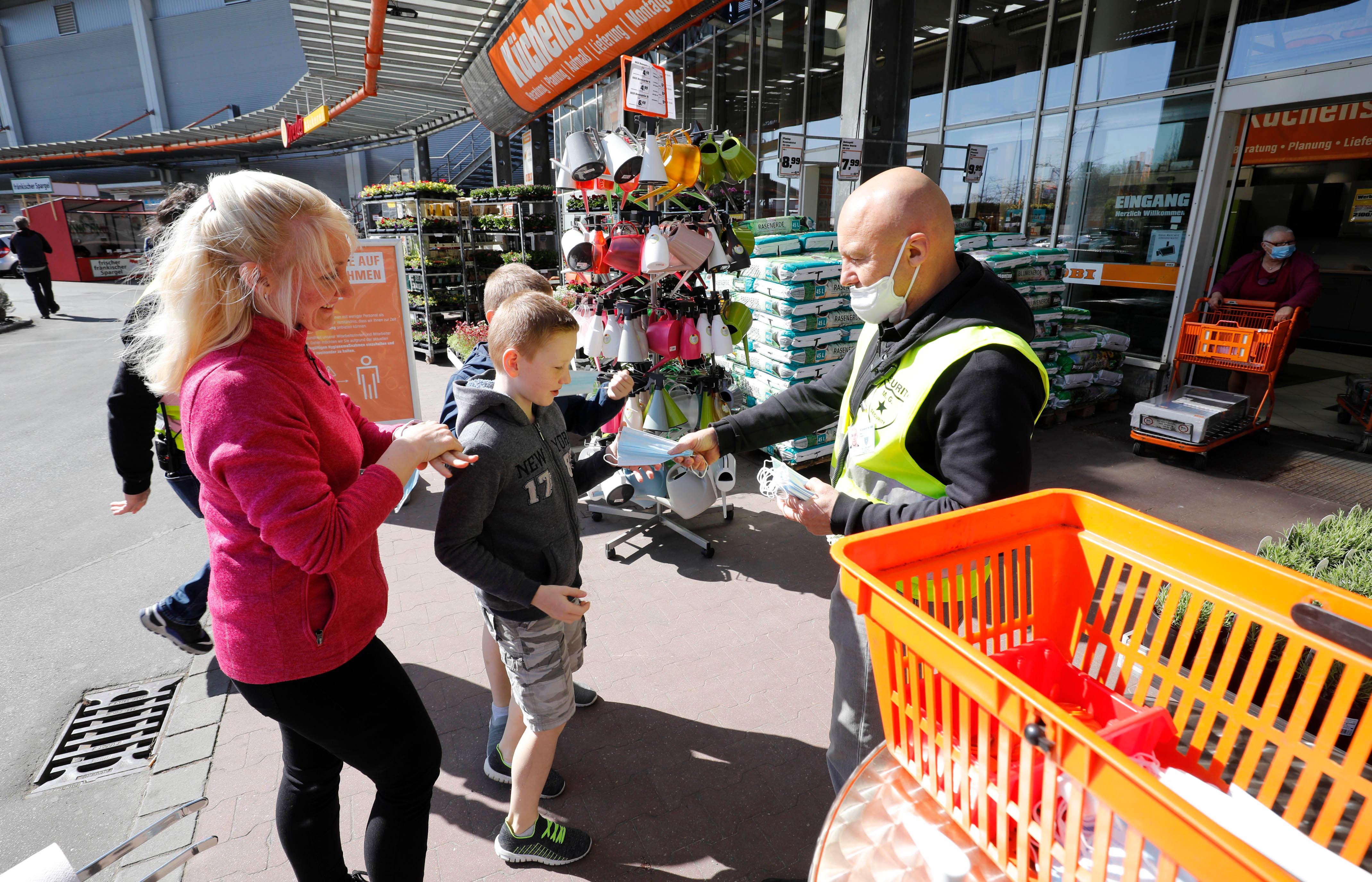 Der erste Tag der Baumärkte nach Wiedereröffnung in Zeiten von Corona..