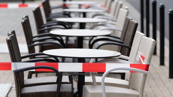 Hier macht Söder, anders als bei den Künstlern, wenig Hoffnungen. Er wolle, sagt er zwar, sich im Bund dafür einsetzen, dass die Mehrwertsteuer im Gastro- und Hotelleriebereich generell auf sieben prozent gesenkt werde. Das brächte allein den Betrieben im Freistaat rund 250 Millionen Euro ein. Doch dafür müssten sie erst einmal Geld verdienen. Und das tun sie auf absehbare Zeit nicht.
