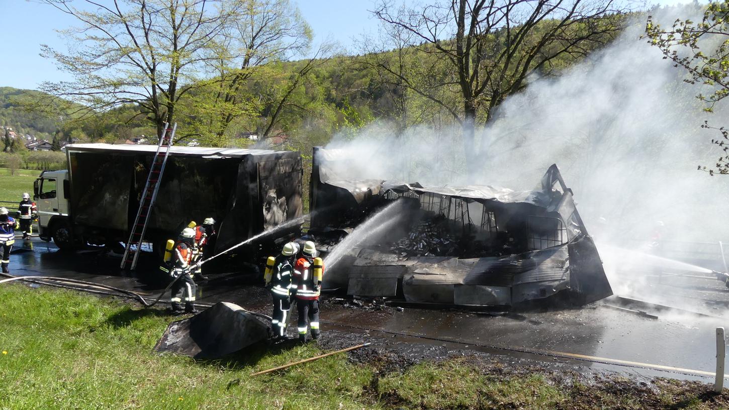 Großeinsatz bei Muggendorf: Lastwagen brennt komplett aus