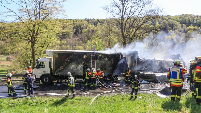 Großeinsatz: Lastwagen brennt auf Bundesstraße 470 bei Forchheim aus