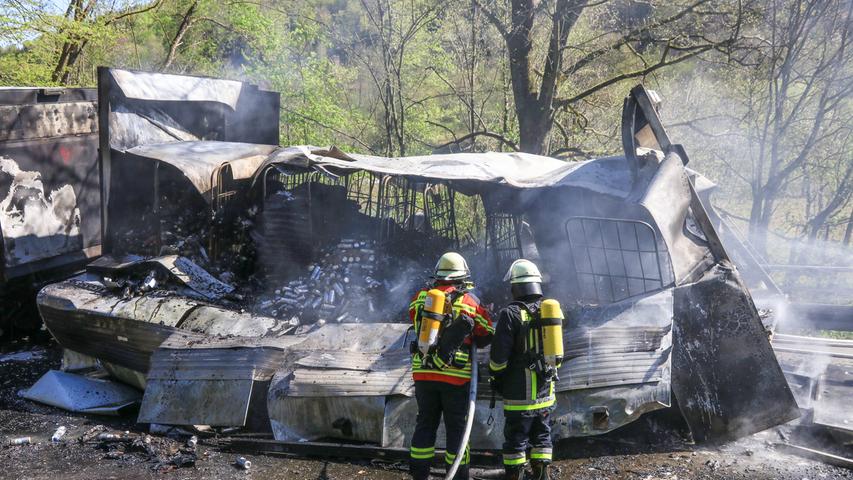 Großeinsatz: Lastwagen brennt auf Bundesstraße 470 bei Forchheim aus