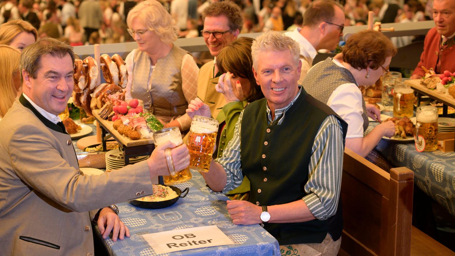 So ein Bild wird es dieses Jahr nicht geben: Markus Söder und Dieter Reiter auf der Empore im Schottenhamel Festzelt auf dem Oktoberfest in München 2019.