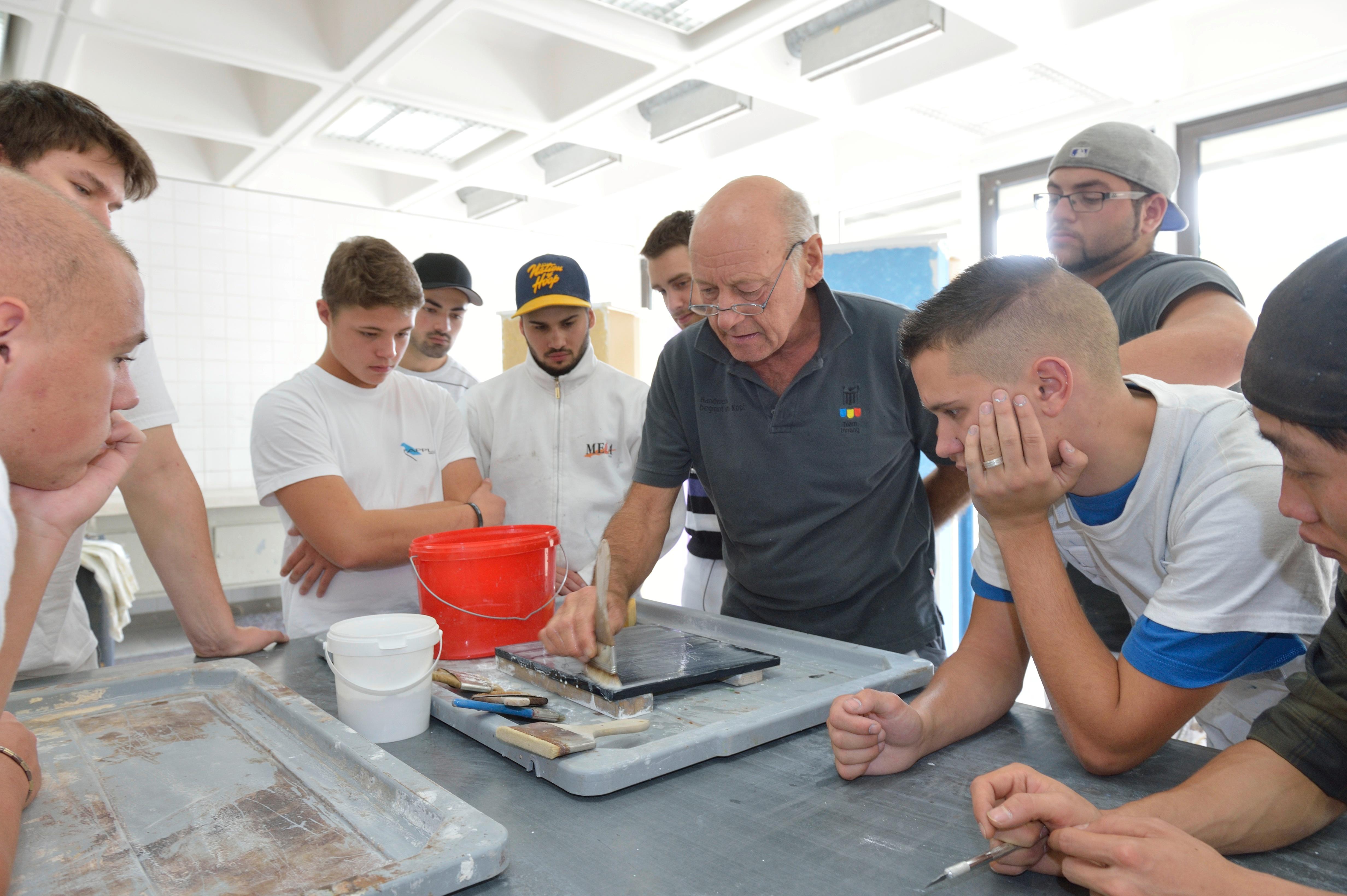 Ab Mai steigt der Mindestlohn für Maler*innen und Lackierer*innen. Für ungelernte Arbeitskräfte steigt der Lohn auf 11,40 Euro in der Stunde an, für gelernte Arbeitskräfte sogar auf 13,80 Euro. Zudem können sich Arbeitnehmer im Maler- und Lackiererhandwerk über eine Corona-Prämie in Höhe von 330 Euro freuen.