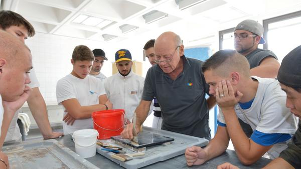 Ab Mai steigt der Mindestlohn für Maler*innen und Lackierer*innen. Für ungelernte Arbeitskräfte steigt der Lohn auf 11,40 Euro in der Stunde an, für gelernte Arbeitskräfte sogar auf 13,80 Euro. Zudem können sich Arbeitnehmer im Maler- und Lackiererhandwerk über eine Corona-Prämie in Höhe von 330 Euro freuen.