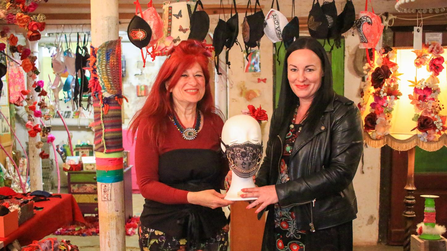 Felicitas Berstel (links) gründete gemeinsam mit ihrer Freundin Nadine Madee das Label "Busenfreund". In ihrem Gostenhofer Atelier fertigen sie kreative Mund-Nase-Masken an.