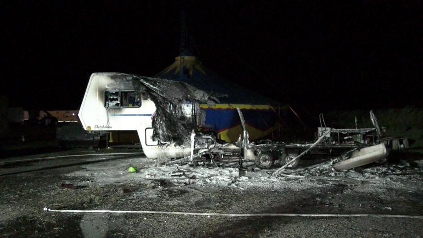 Mitten in der Nacht: Zirkus-Wohnwagen brennt komplett aus
