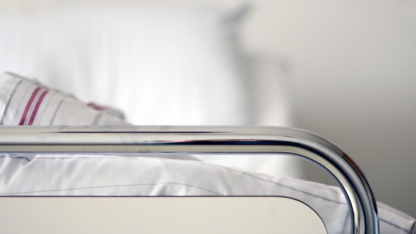 Der Besuch eines Patienten im Krankenhaus ist nun wieder möglich. Es herrschen jedoch strenge Regeln. Der Besuch eines Patienten im Krankenhaus ist nun wieder möglich. Es herrschen jedoch strenge Regeln.