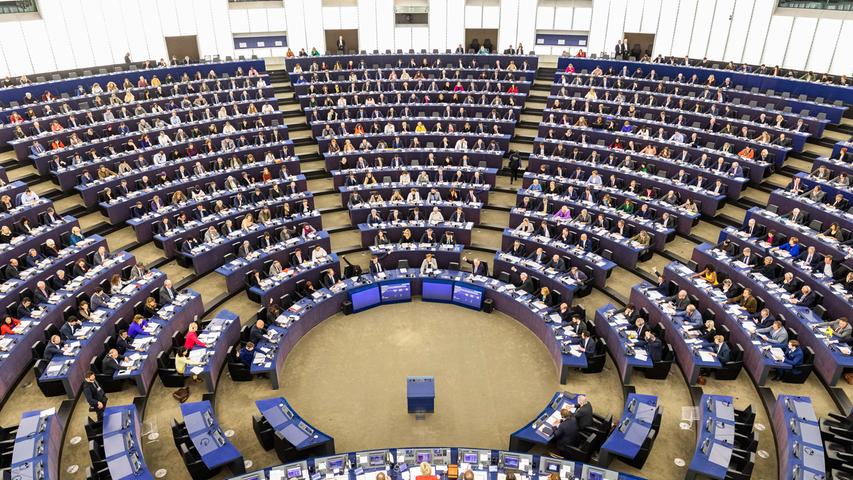 "Was für ein schrecklicher Wahnsinn", twittert Erik Marquardt, Mitglied im Europaparlament. "So viele Menschen werden leiden und sterben, weil dem Diktator des größten Landes der Welt sein Land zu klein ist."