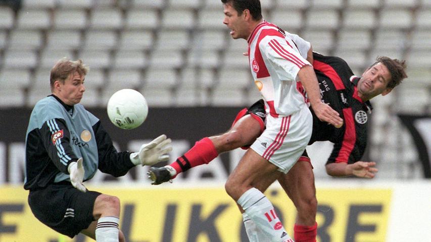 Im September 1998 gibt der junge Darius Kampa,  der den verletzten Andreas Hilfiker im Club-Kasten vertritt, sein Debüt in der Bundesliga. Es geht in die Hose. Der Torwart muss in Frankfurt drei Gegentreffer schlucken, das Team vom Riederwald besiegt in der Schlussphase unkonzentrierte Franken 3:2.