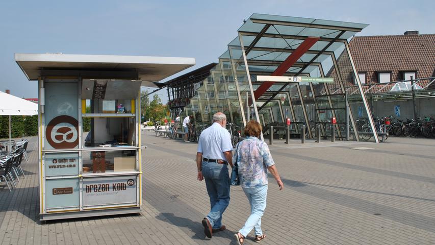 Der Wochenmarkt am Fritz-Munkert-Platz in Ziegelstein ist direkt am U-Bahn-Aufgang beim Beck zu finden. Hier werden Obst und Gemüse, Fleisch und Wurstwaren, Käse, Fisch und Backwaren aufgefahren.  Mittwoch, Freitag und Samstag, jeweils 7 bis 18 Uhr
