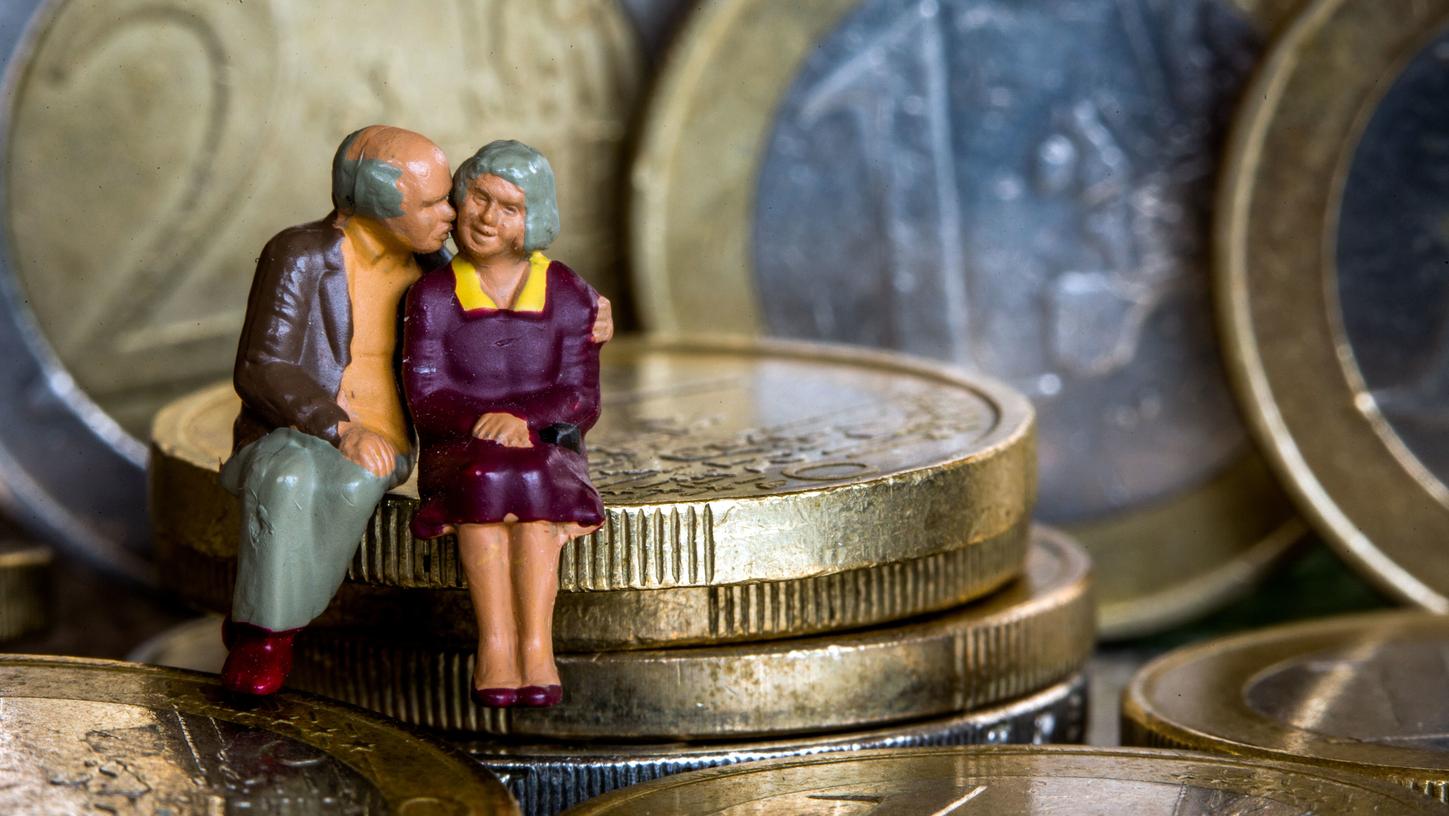 Modellfiguren eines Seniorenpaares sitzen auf Euro-Geldmünzen: Sozialpolitiker aus den Reihen der Union wollen das Rentensystem reformieren.