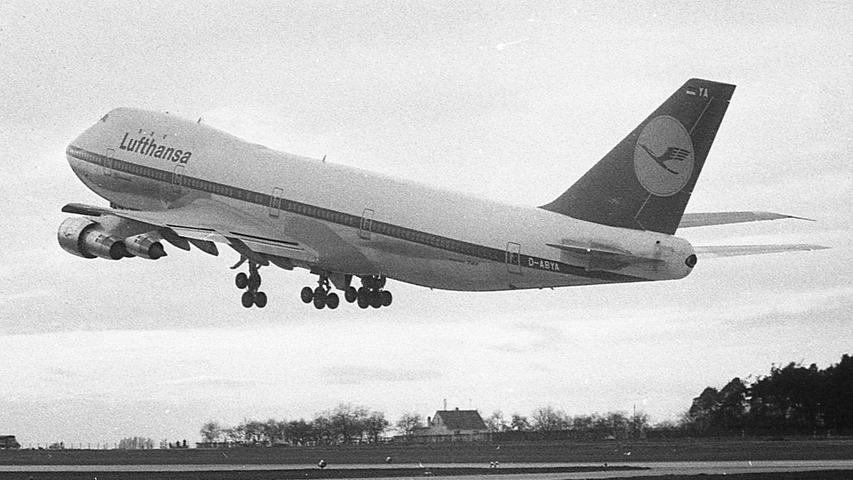 Ein beeindruckender Anblick ist die Boeing 747, die vom Nürnberger Flughafen abhebt. Der neue Jumbo-Jet bot Platz für 365 Passagiere. Hier geht es zum Artikel vom 24. April 1970: Jumbo-Jet in Nürnberg