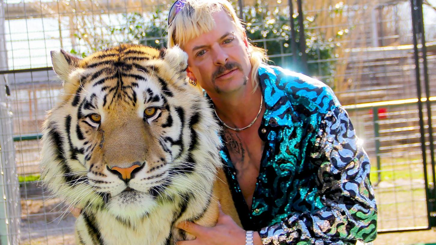 Joe Exotic, Protagonist der Doku-Serie "Tiger King", geht mit seinen Tieren auf Kuschelkurs.