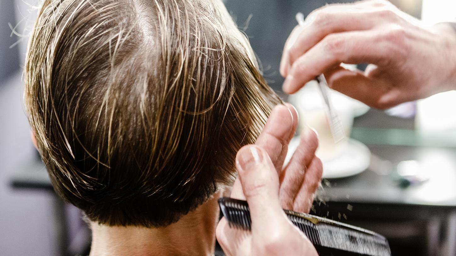 Der Haarschnitt beim Friseur wird etwas teurer. Die Branche begründet das mit dem Coronavirus.