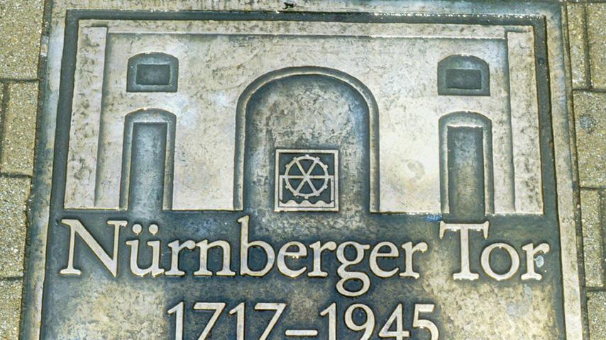 Von den zahlreichen Vorschlägen zur Neugestaltung des Platzes vor dem Nürnberger Tor wurde keiner realisiert. Im Oktober 1997 ließ der Heimat- und Geschichtsverein im Straßenpflaster den ehemaligen Standort des Tors kennzeichnen und eine Gedenktafel anbringen.