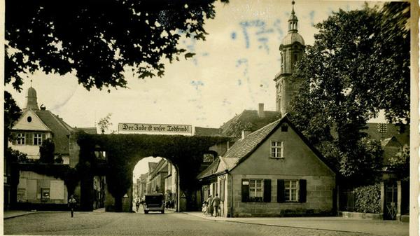 1935 missbrauchten die Nationalsozialisten das Tor als Träger für ein Transparent mit wüsten antisemitischen Parolen.