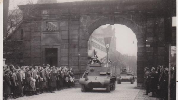 Am 6. Februar 1938 bot es beim Einzug des neu in Erlangen stationierten Panzer-Regiments 25 eine malerische Staffage.