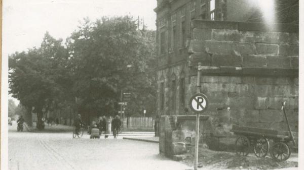 Das Ende des Tors war unspektakulär. Nachdem ein amerikanischer (ver-mutlich) Sherman-Panzer (5,84 m lang, 2,62 m breit, 2,74 m hoch) dagegen gefahren war, wurde es am 22. April 1945 gesprengt. Im Mai 1949 wurden die letzten Reste in einer zunächst illegalen Aktion zur „Enttrümmerung“ beseitigt.