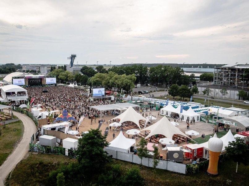 Für die Fans des Latin Festivals gibt es trotz der Absage in diesem Jahr einen Grund zur Freude. Denn für kommendes Jahr gibt es bereits einen festen Termin und auch schon Tickets auf dem Markt. Stattfinden wird das große Event am 17.7.21 - wie immer auf dem Veranstaltungsgelände am Aiport.