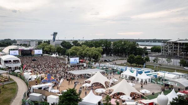 Für die Fans des Latin Festivals gibt es trotz der Absage in diesem Jahr einen Grund zur Freude. Denn für kommendes Jahr gibt es bereits einen festen Termin und auch schon Tickets auf dem Markt. Stattfinden wird das große Event am 17.7.21 - wie immer auf dem Veranstaltungsgelände am Aiport.