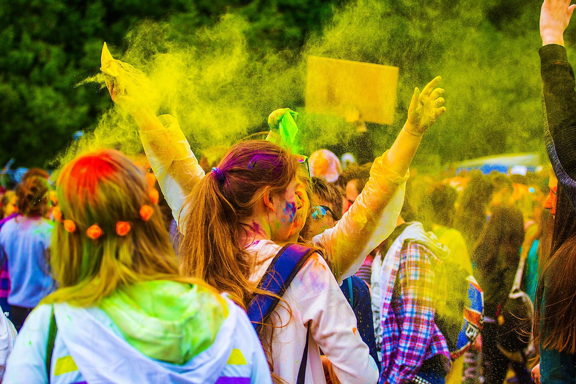 Am 3.7.2021 kommt das Festival der Farben nach Nürnberg. Es wird empfohlen weiße Kleidung zu tragen, damit die bunten Farben beim "Holi Festival of Colours" noch besser hervorstechen. Stattfinden wird das Event im Max-Morlock-Stadion.