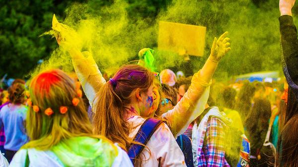 Am 3.7.2021 kommt das Festival der Farben nach Nürnberg. Es wird empfohlen weiße Kleidung zu tragen, damit die bunten Farben beim "Holi Festival of Colours" noch besser hervorstechen. Stattfinden wird das Event im Max-Morlock-Stadion.