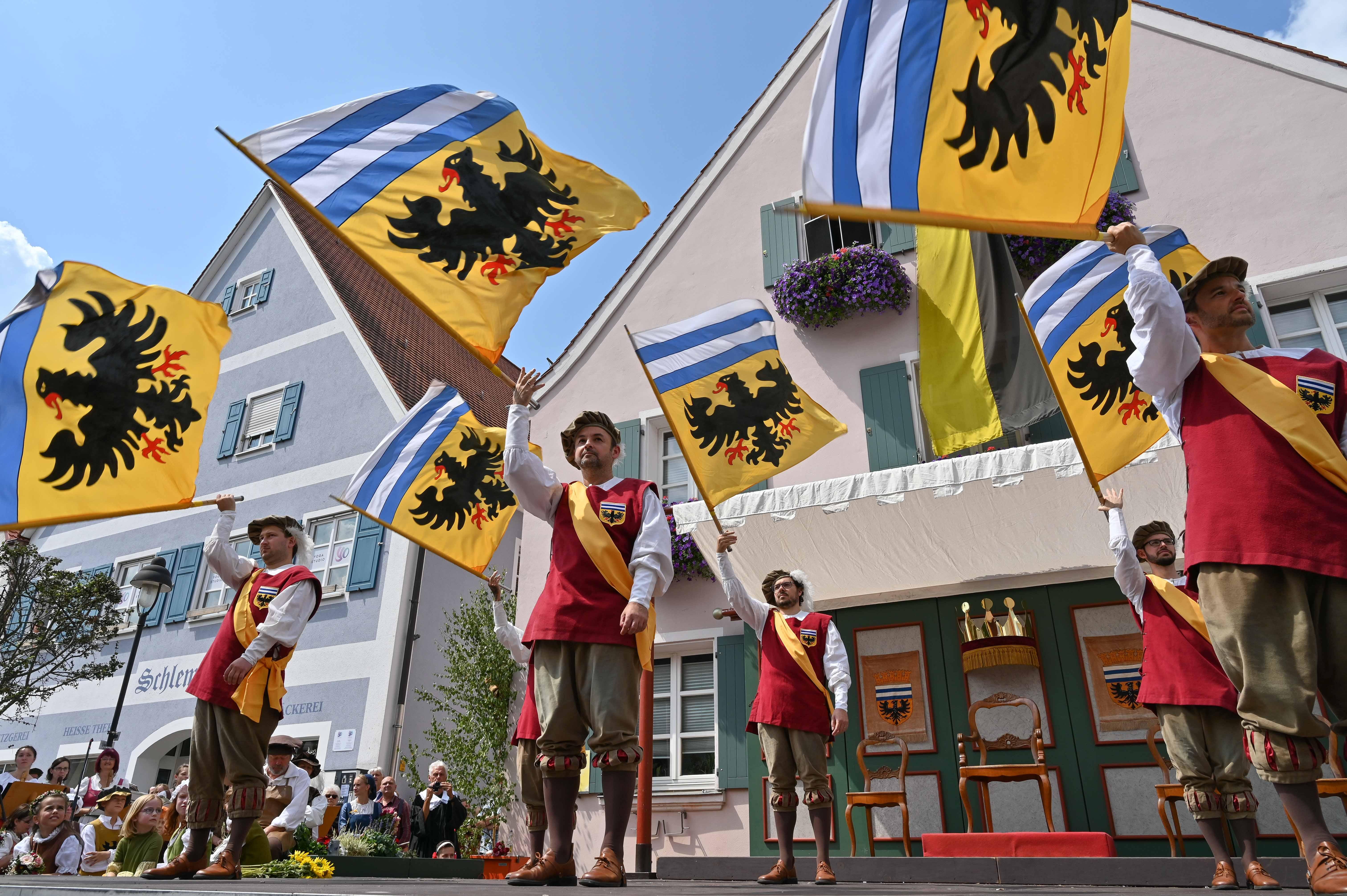 Das Burgfest ist auch über Hilpoltstein hinaus bekannt und beliebt. Vier Tage dauert es und endet traditionell mit dem großen Ansturm auf das Festzelt. Ein Termin, den man sich am besten jetzt schon in seinen Kalender einträgt.