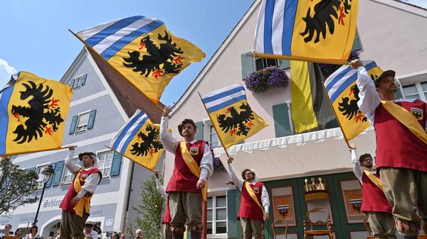 Das Burgfest ist auch über Hilpoltstein hinaus bekannt und beliebt. Vier Tage dauert es und endet traditionell mit dem großen Ansturm auf das Festzelt. Ein Termin, den man sich am besten jetzt schon in seinen Kalender einträgt.