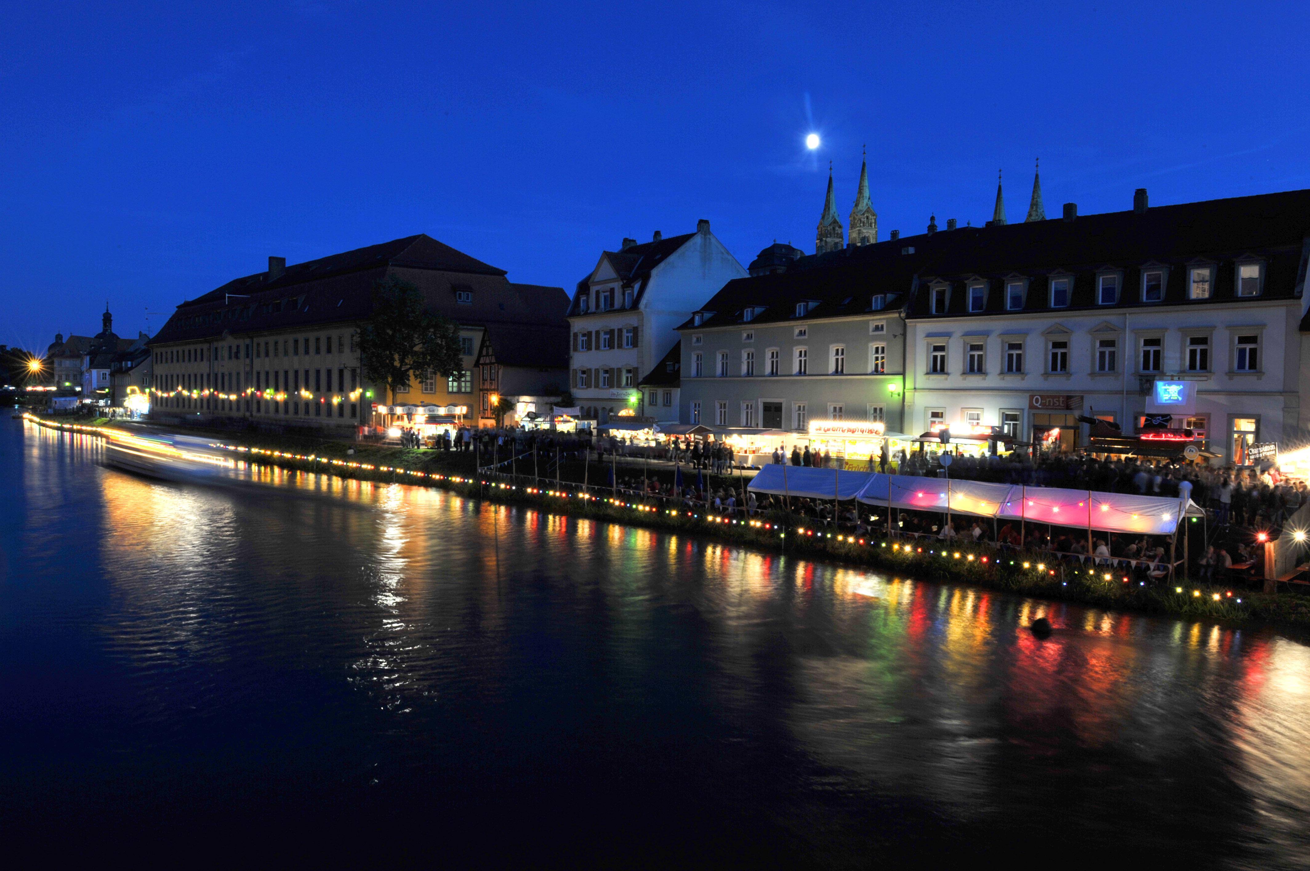 Von Fischerstechen bis Feuerwerk: Die Sandkerwa bietet den über 200.000 Besuchern immer ein buntes Programm. Im Sommer ist die Veranstaltung nicht wegzudenken.