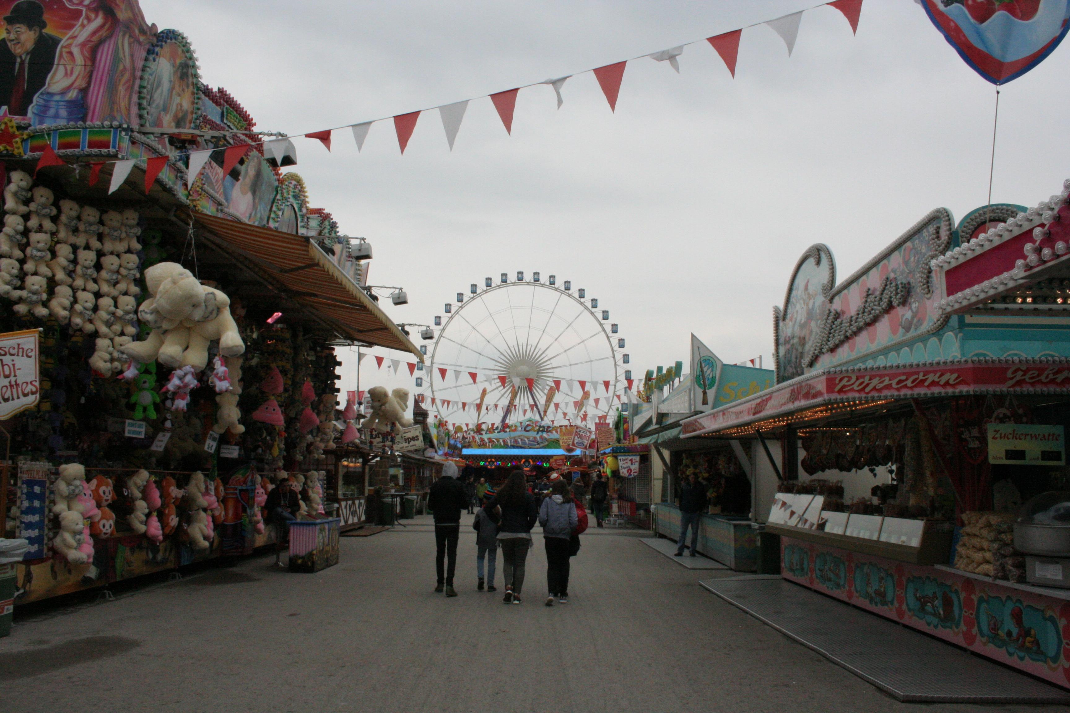 Das Frühlingsfest in Nürnberg: Frankens größtes Volksfest. Nachdem es 2019 zum 100. Mal stattfand, hat es in diesem Jahr - Corona bedingt - eine Pause gemacht. Nächstes Jahr startet es dann aber zum 101. Mal voll durch.